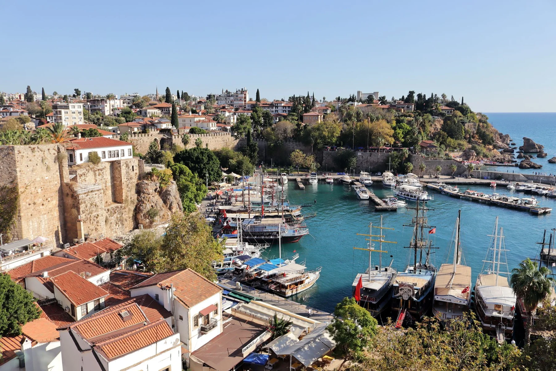 Antalya Kaleiçi yat limanı ve tarihi kent merkezi